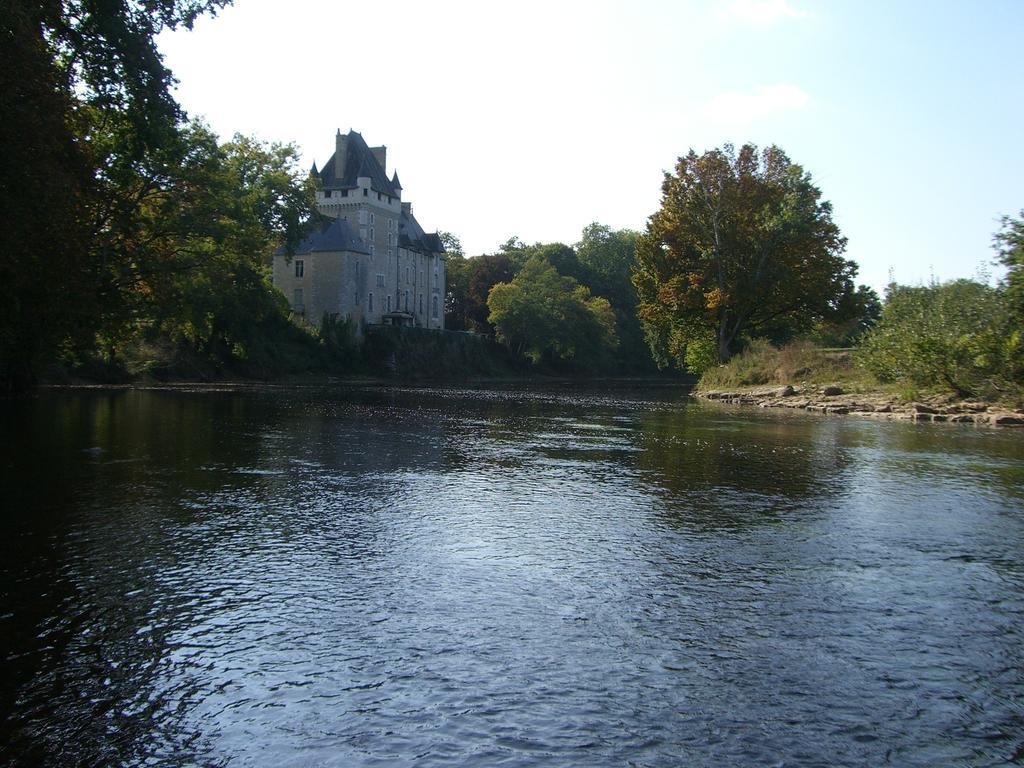 Chateau De La Tour Bed and Breakfast Rivarennes  Buitenkant foto